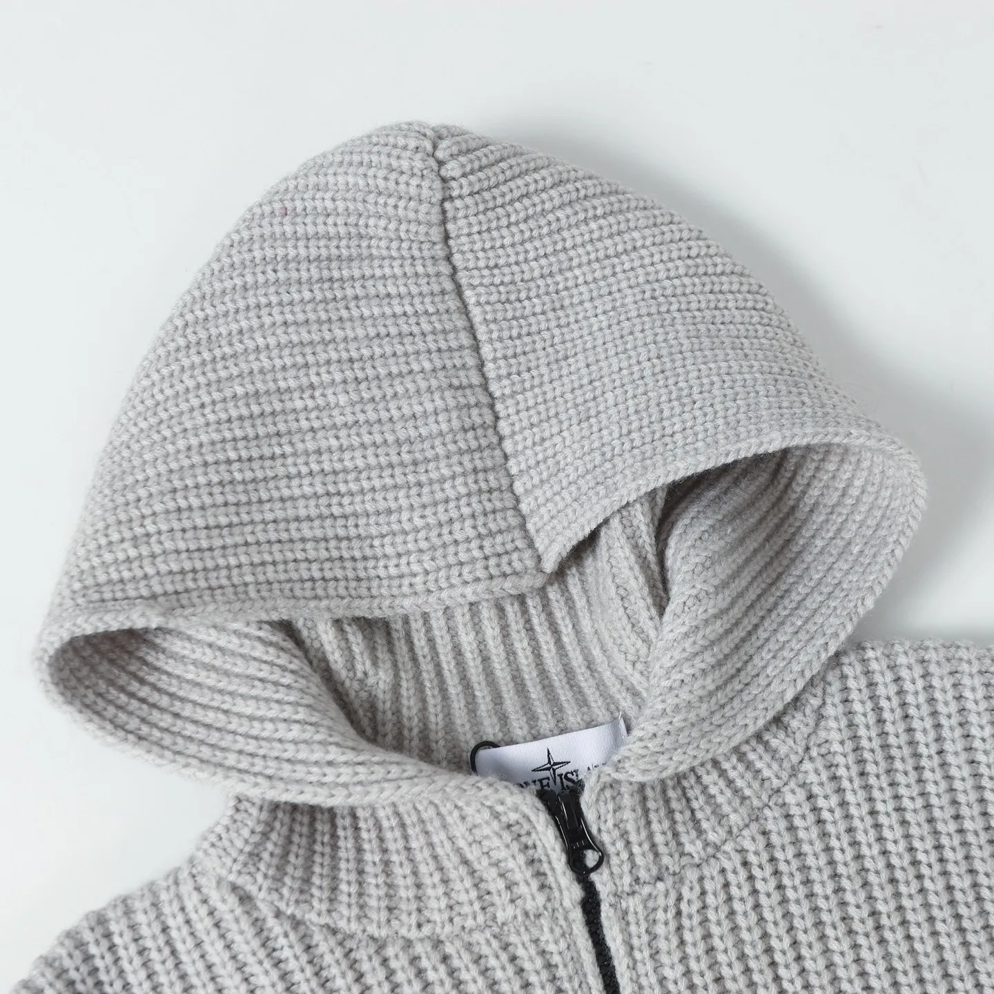 P610 Stone Island thick-knit cashmere zipper hooded cardigan. Originally purchased for 19,800, it took 2 months to develop. Custom-made woolen cashmere fabric was made and smoothed to be skin-friendly and not prickly. The color was dyed three times to achieve the original color effect. The armband pattern is embroidered using fixed-dyed matte embroidery threads on the board and stitch embroidery. The pattern is embroidered by Tajima machine with thousands of needles. The stitching is fine and dense, without connecting lines. The pattern is clear and has a strong sense of lines and three-dimensionality, which enriches the spatial level of the overall picture. The flat knitting fabric uses imported three-needle ultra-thick needles and customized zippers, which are expensive. In order to achieve the best results, no cost is considered. The weight of the whole garment reaches 1,400 grams, and the three-standard accessories are complete.  Size:S-M-L-XL